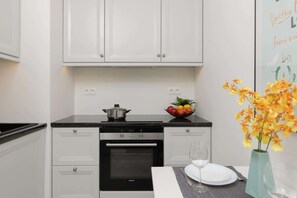 Fridge, oven, stovetop, dishwasher - Stylish Apartment | Balcony, Air Conditioning, Close to Center (Warszawa)