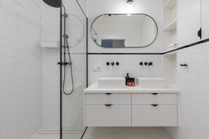 Douche, séchoir à cheveux, serviettes fournies, shampooing