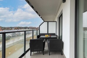 Outdoor dining - Spadochroniarzy 10C | Charming Apartment | Jacuzzi (Dziwnów)