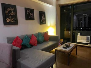 TV - 1BR Loft Unit at The Gramercy, Makati up to 6 Pax (Makati)