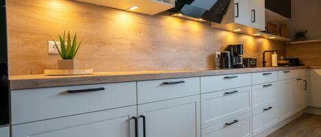 Køleskab, mikrobølgeovn, ovn, kogeplade