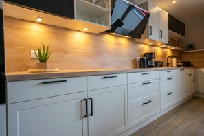 Réfrigérateur, micro-ondes, four, plaque de cuisson