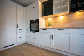 Køleskab, mikrobølgeovn, ovn, kogeplade