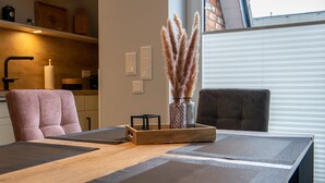 Une cuisine moderne avec un plan de travail en bois, un évier et un luminaire suspendu.