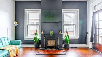 Smart-tv, böcker, ett filmbibliotek och kontor