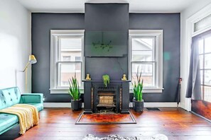 Smart TV, libros, videoteca y oficina 