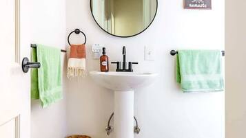 Produtos de toalete biodegradáveis, secador de cabelo, toalhas de banho