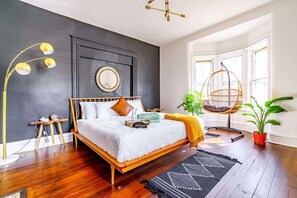 3 habitaciones, escritorio y tabla de planchar con plancha 