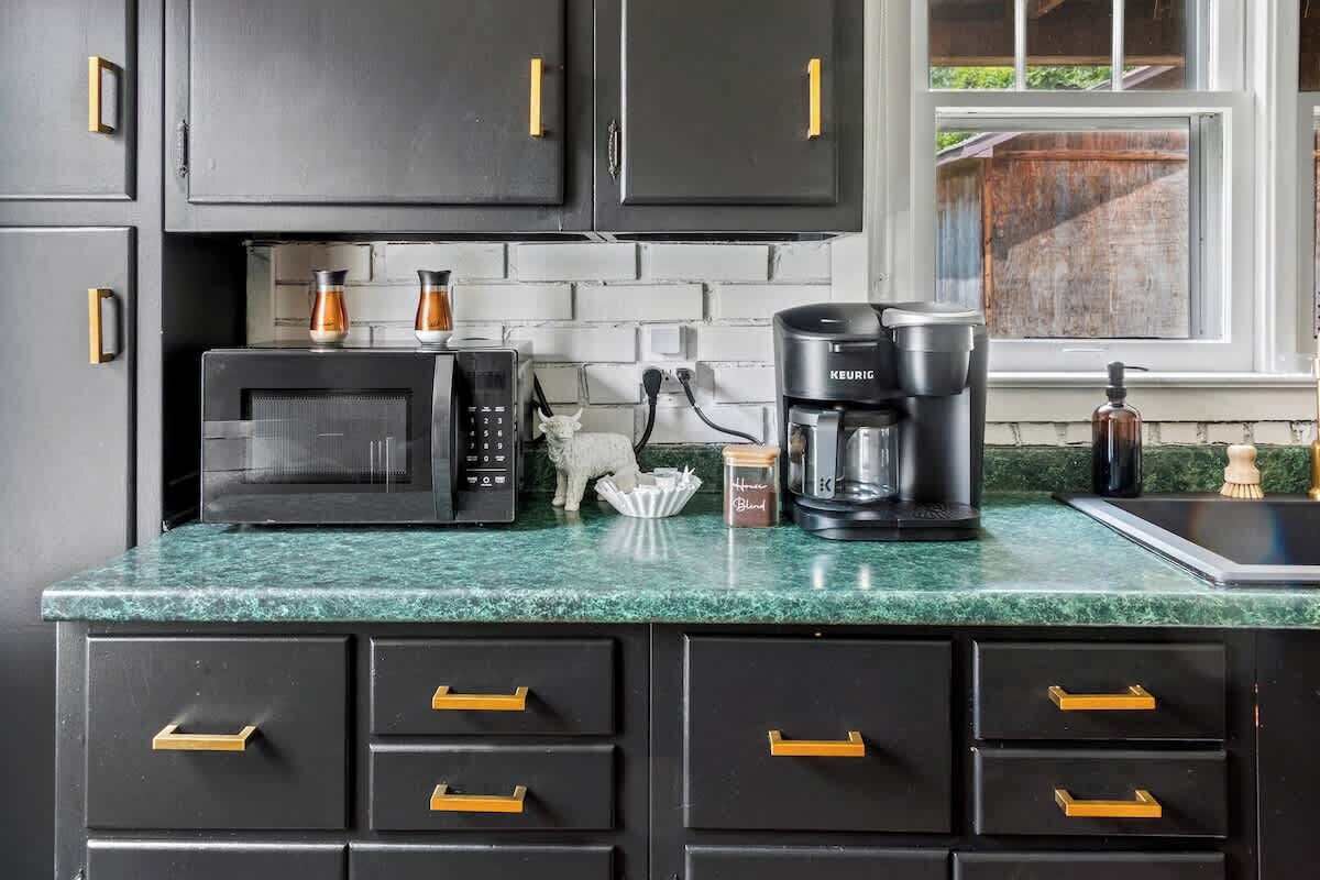 Kühlschrank, Mikrowelle, Ofen, Herdplatte