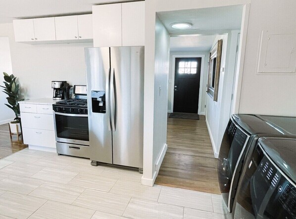 Fridge, microwave, oven, stovetop - Brooklyn's Cozy Rambler: Modern Comfort in a Prime Location (Murray)