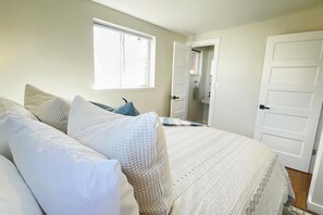 3 bedrooms, iron/ironing board, travel cot, free WiFi - Brooklyn's Cozy Rambler: Modern Comfort in a Prime Location (Murray)