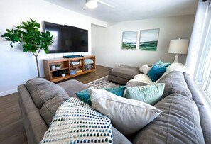 TV - Brooklyn's Cozy Rambler: Modern Comfort in a Prime Location (Murray)