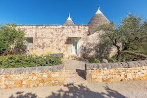 Vista frontal de la propiedad