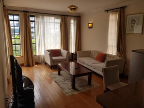 50-英寸智能电视(配备数码频道)、Netflix、流媒体服务