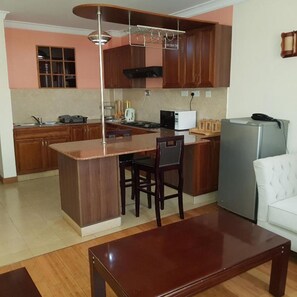 Oven, electric kettle, blender, cookware/dishes/utensils - Natural Oak Apartments (Nairobi)