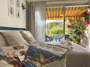 1 slaapkamer, een strijkplank/strijkijzer, beddengoed, rolstoeltoegang