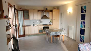 Kühlschrank, Mikrowelle, Herdplatte, Geschirrspüler