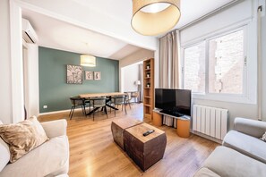 Appartement, 3 chambres, 2 salles de bains | Aire de séjour | Téléviseur à écran plat de 43 po avec télévision par satellite