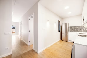 Apartamento familiar | Cocina privada | Frigorífico grande, microondas, placa de cocina y cafetera o tetera