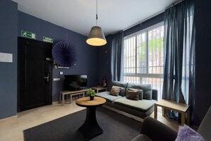 Apartemen Basic | Area keluarga | Televisi layar datar 43-inci dengan saluran TV satelit dan TV