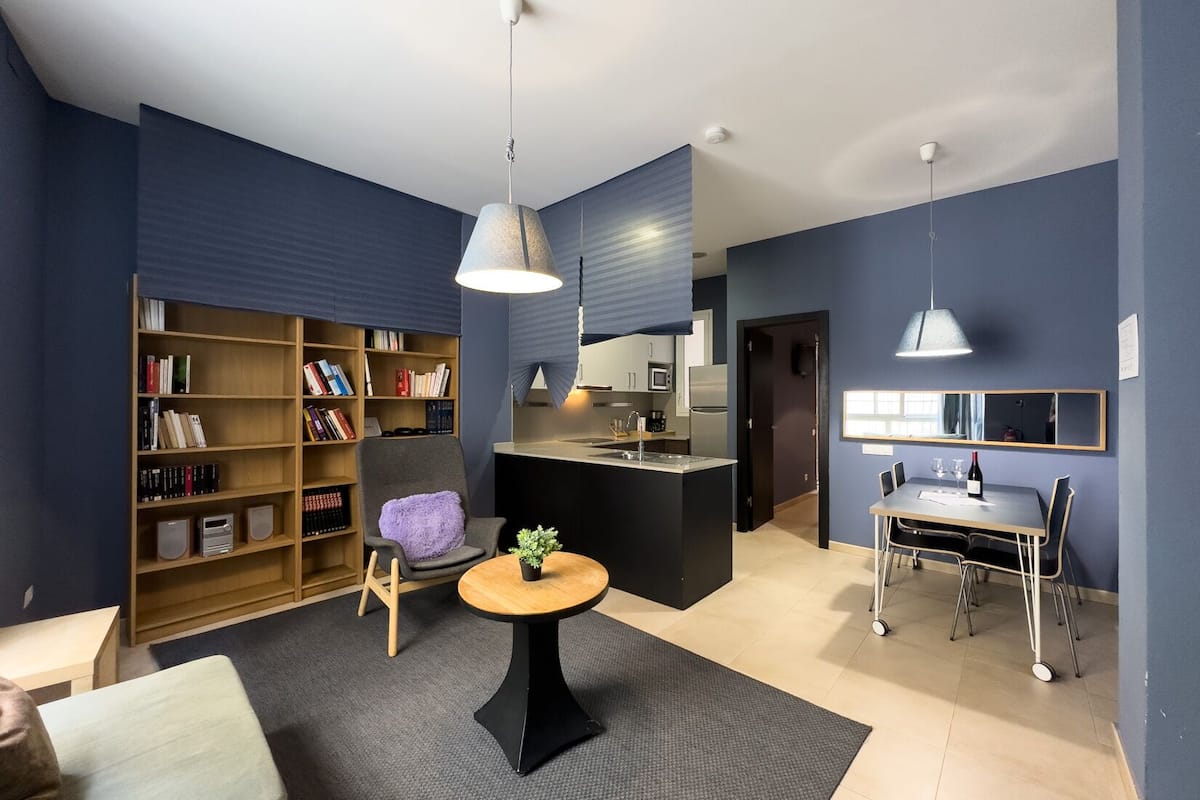 Eenvoudig appartement | Woonruimte | Een 43-inch flatscreentelevisie met satellietzenders en een televisie