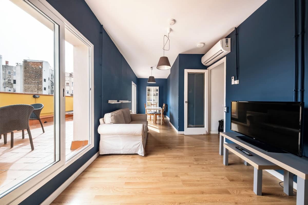 Familie penthouse | Woonruimte | Een 43-inch flatscreentelevisie met satellietzenders en een televisie