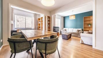 Appartement, 3 slaapkamers, 2 badkamers | Woonruimte | Een 43-inch flatscreentelevisie met satellietzenders en een televisie