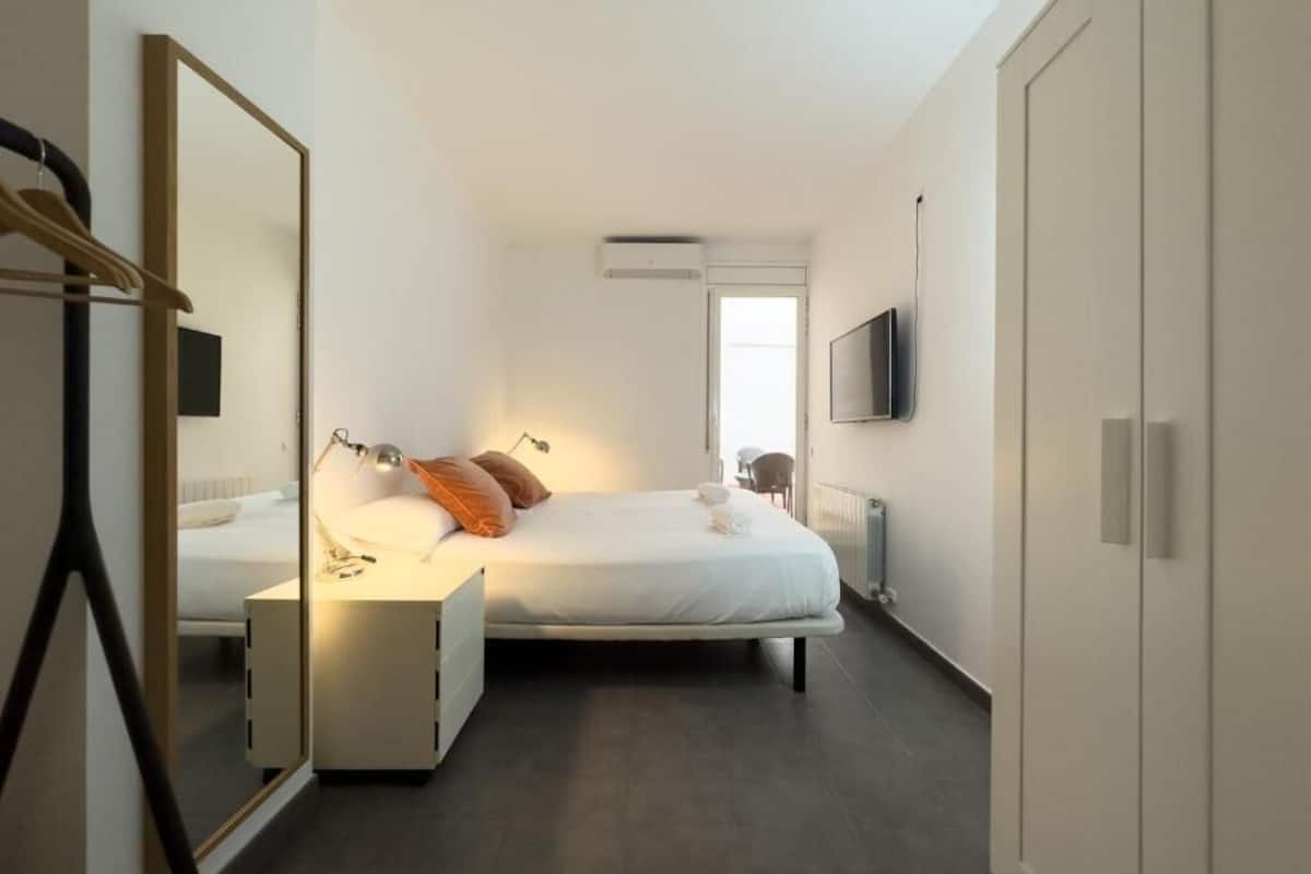 Free WiFi, bed sheets