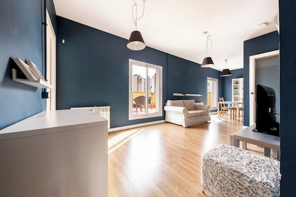 Cobertura família | Área de estar | TV de tela plana 43 polegadas com canais via satélite, TV