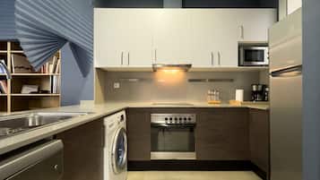 Departamento básico | Cocina privada | Refrigerador con congelador, microondas y parrilla de estufa
