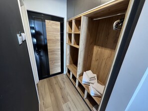 Työpöytä, kannettavalle tietokoneelle sopiva työtila, äänieristys