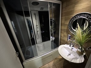 Deluxe Apartment | Bathroom | Free toiletries, slippers, towels, soap