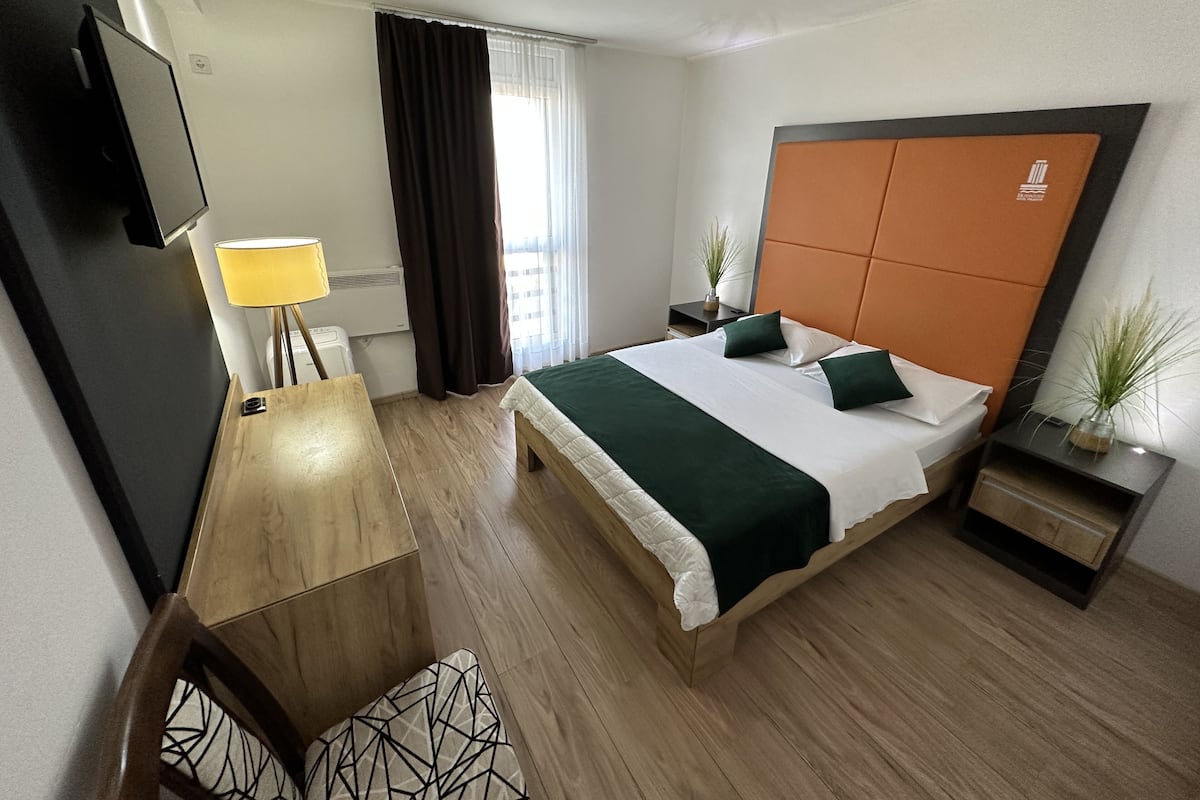 1 habitación, escritorio y espacio para trabajar con laptop