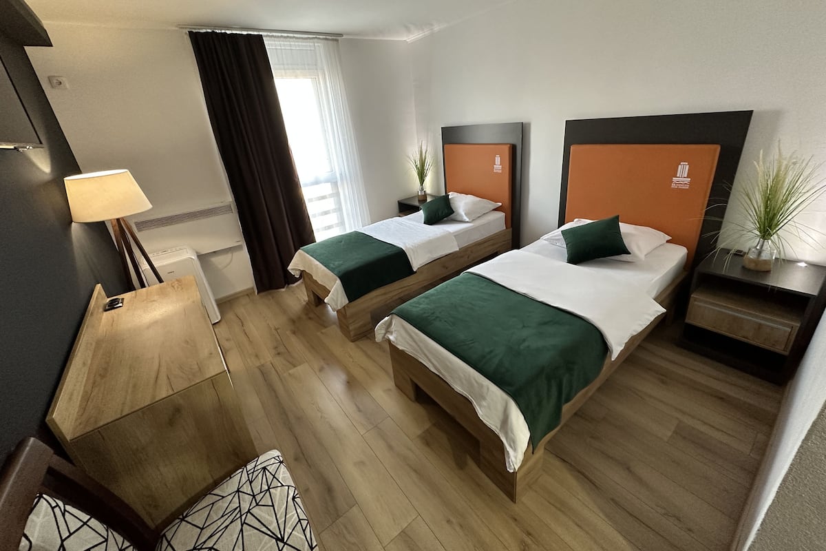 Schreibtisch, laptopgeeigneter Arbeitsplatz, schallisolierte Zimmer