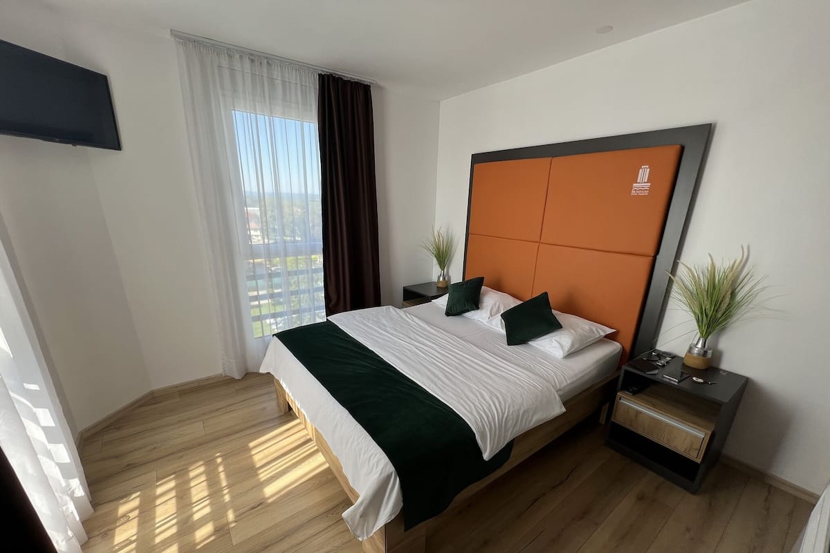 1 habitación, escritorio y espacio para trabajar con laptop