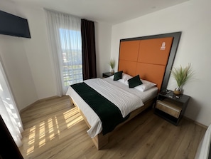 Deluxe-Apartment | Schreibtisch, laptopgeeigneter Arbeitsplatz, schallisolierte Zimmer