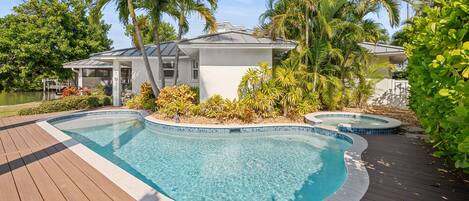 Lämmitetty uima-allas