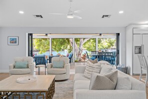 Smart TV, reproductor de DVD y libros 