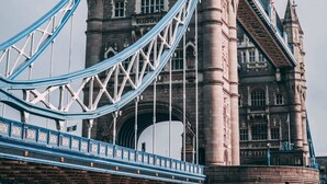 A historic building with a large arched entrance and a bridge in front. - Stylish & Modern 1BD Flat in the Heart of Hackney (London)