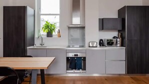 Basic Apartment, 1 King Bed | Private kitchen - Stylish & Modern 1BD Flat in the Heart of Hackney (London)