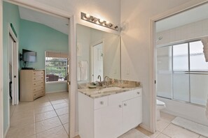 Badewanne, Haartrockner, Handtücher
