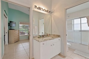 Bathtub, hair dryer, towels - 4BR, 3BA Marco Island home with heated pool, WiFi, and beach access (Marco Island)