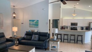 TV - 4BR, 3BA Marco Island home with heated pool, WiFi, and beach access (Marco Island)