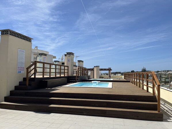 2 outdoor pools