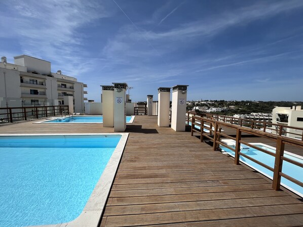 2 outdoor pools