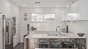 Frigorífico, microondas, horno y placa de cocina