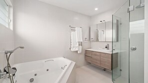 Baignoire, serviettes fournies