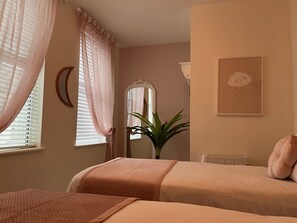 2 bedrooms, desk, WiFi, bed sheets