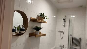 Serviettes fournies, savon