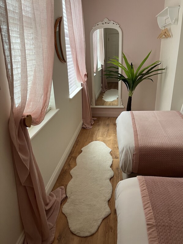 2 bedrooms, desk, WiFi, bed sheets